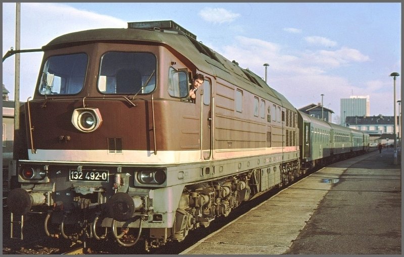 Fr den Lokfhrer der 132 492-0 in Nordhausen sind die neuen Fotomglichkeiten kurz nach der Wende noch etwas ungewohnt. (Archiv 12/1990)