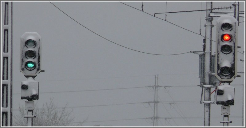 Fr die Lokfhrer galt diese Ostern nicht das Motto  Frohes Eiersuchen , sondern eher Signale suchen. Ausfahrsignale bei garstigem Karfreitagswetter in Landquart. (21.03.2008)