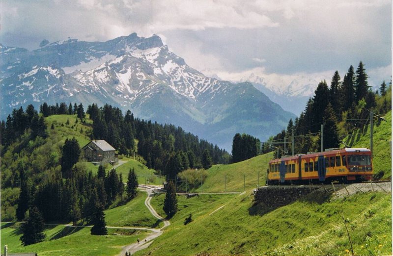 Fr mein  kleines  Jubilum habe ich eines meiner schnsten Bilder, das ich je gschossen habe, herausgefischt: Whrend hinter meinem Rcken am 20.05.2003 ein Gewitter tobte, stieg der BVB-Triebwagen 91 wieder vom Col-de Bretaye hinunter. Eigentlich wollte ich mit dem Bhnlein mitgehen, doch es war einfach zu schn dort oben, um schon wieder an den Abstieg zu denken.Und dann wre wohl auch dieses Bild nicht entstanden...
Hinweis: Gescanntes Foto.