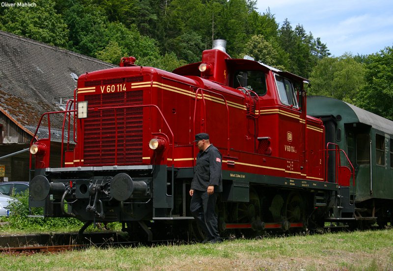 Fr meine Herzenslok, die V60. Sie war meine erste. Leider seit drei Jahren nicht mehr in die Finger bekommen.
Kleine Szene: Meister und Maschine. Bahnhof Behringersmhle, 8. Juli 2007