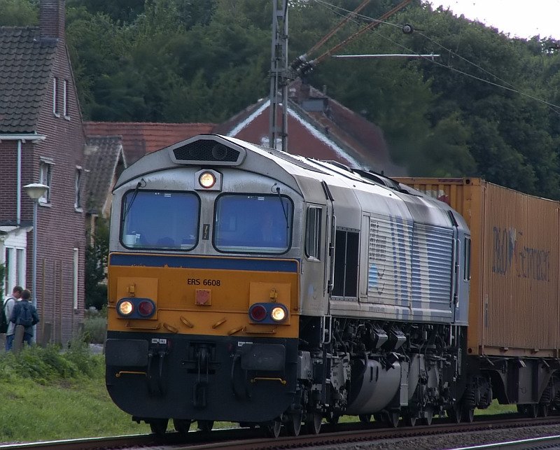 Fr mich immer noch eine der schnsten Diesellokomotiven derzeit. Eine Class 66 bei der Einfahrt in den Venloer Bahnhof. Das Foto stammt vom 29.08.2007