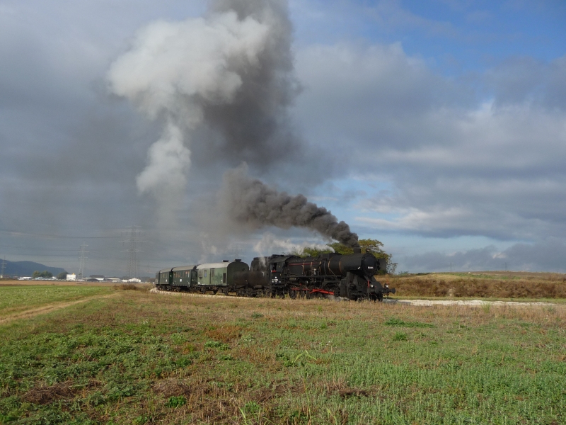 Fr mich sind diese Fotos das diesjhrige Highlight dieser Strecke. Die 52.4984 erreicht in Krze Stetten. (11.10.09)