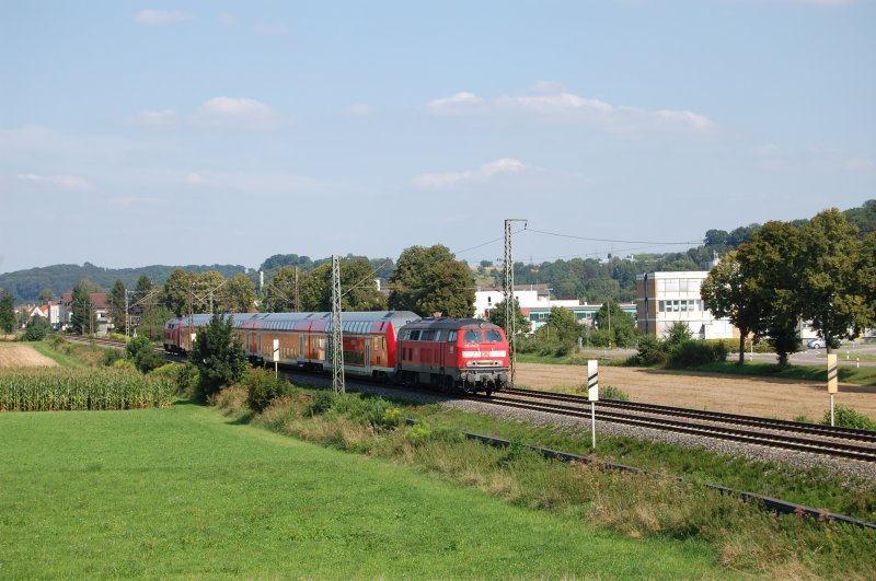Fr mich stellen sie immer wieder ein Highlight dar, die im 218-Sandwich gefahrenen IRE auf der Filsbahn. Am 6.8.2009 passierte 218 438-0 mit 4 Doppelstockwagen und Schwesterlok am Haken den Ansitzpunkt bei km 30 der Filsbahn. Der Zielbahnhof der Fuhre ist Stuttgart.
