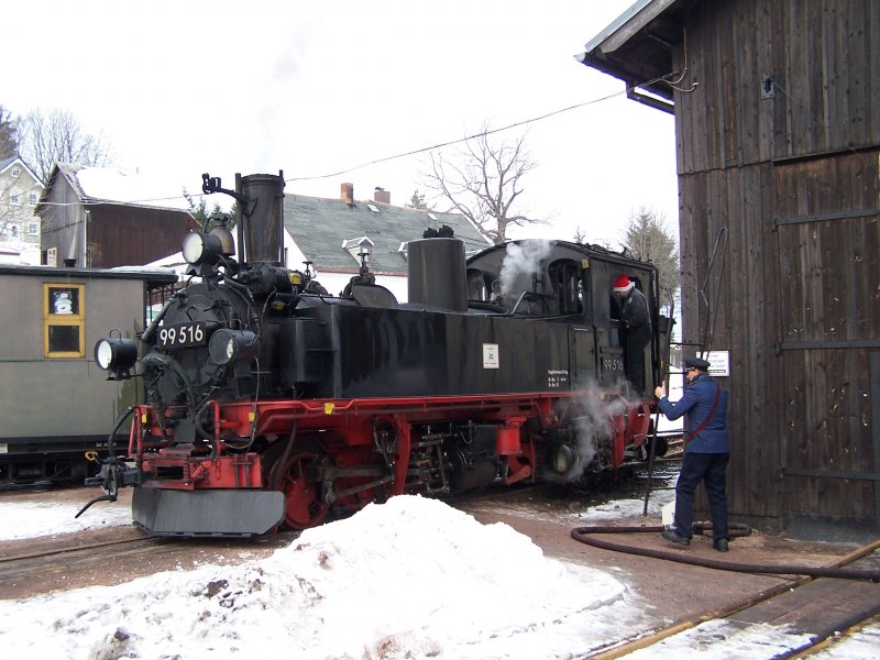 Fr die nchste Fahrt muss 99 516 in Schnheide noch Wasser nehmen, 11.Dezember 2005.