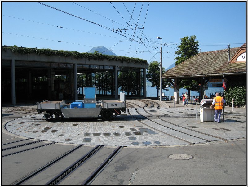 Fr den nchsten Zug wird ein Transportwagen mit Gtern bereitsgestellt, der dann zum Rigi hochgeschoben werden soll. (20.07.2007)