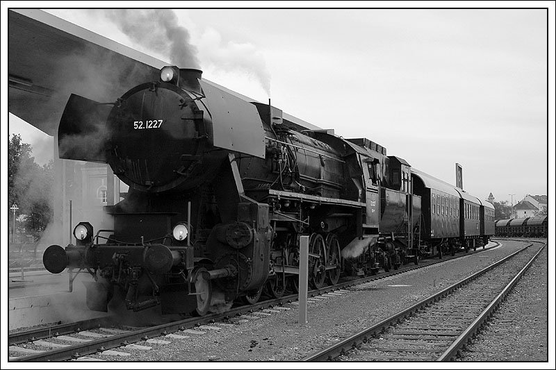Fr eine private englische Reisegruppe wurde gestern am 10.5.2007 auf der GKB ein Sonderzug mit 52.1227 in Verkehr gesetzt. SPz 8407 abfahrbereit am Graz-Kflacher Bahnhof.