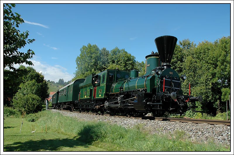 Fr eine private Geburtstagsgesellschaft wurde am 15.8.2007 auf dem Streckennetz der GKB SPz 8519 von Premsttten-Tobelbad nach Wies in Verkehr gesetzt. Von Graz nach Premsttten verkehrte der Zug als LPz 8519. Bespannt war der Zug mit der 147 Jahre alten 671 der GKB. Die Aufnahme entstand bei der Querung der Lasnitz in Deutschlandsberg. 671 der Sdbahnreihe 29 wurde 1860 gebaut und ist 1925 zur GKB gekommen, und war seit diesem Zeitpunkt nie abgestellt. Daher bezeichnet man sie auch als dienstlteste Dampflokomotive der Welt. Interessant ist auch, dass diese Maschine seit einigen Jahren unter Denkmalschutz steht!