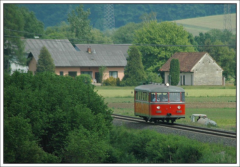 Fr eine private Gesellschaft, die am 12.5.2007 den Sondierstollen des Koralmtunnels besuchte, wurde von Graz aus VT 10.02 als SPz 8509 nach Deutschlandsberg, respektive bis zur Leibenfelder Hhe in Verkehr gesetzt. Die Aufnahme entstand zwischen der Haltestelle Gussendorf und dem Bahnhof Gro St. Florian.