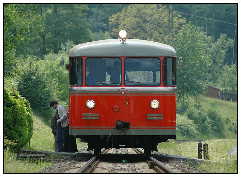 F�r eine private Gesellschaft, die am 12.5.2007 den Sondierstollen des Koralmtunnels besuchte, wurde mit dem ehemaligen GKB Triebwagen VT 10.02, der heute im Besitz der steirischen Eisenbahnfreunde ist,von Graz nach Deutschlandsberg Sonderzug SPz 8509 in Verkehr gesetzt. Die Aufnahme zeigt den Zug beim Halt bei der EK in Leibenfeld, wo die Fahrg�ste ausstiegen und den restlichen Weg bis zum Sonderstollen zu Fu� zur�ck legten.