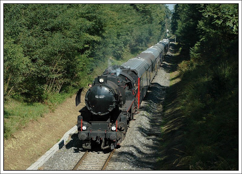 F�r eine private Gesellschaft wurde am 22.9.2007 ein Sonderzug von Wien nach K�flach in Verkehr gesetzt. Bis Graz wurde dieser Zug mit 1010.10 der �BB Nostalgie bespannt. Ab Graz ging es dann auf der GKB mit der Brenner&Brenner Lok 52.1227 weiter. Von Graz nach K�flach fuhr der Zug als Spz. 8457. Die Aufnahme zeigt den Zug beim Einschnitt zwischen Premst�tten-Tobeldbad und Lieboch. Bei dieser Aufnahme stand ich auf der  Schwarzen Br�cke  im Kaiserwald.