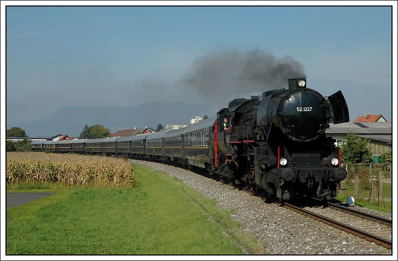 Fr eine private Gesellschaft wurde am 22.9.2007 ein Sonderzug von Wien nach Kflach in Verkehr gesetzt. Bis Graz wurde dieser Zug mit 1010.10 der BB Nostalgie bespannt. Ab Graz ging es dann auf der GKB mit der Brenner&Brenner Lok 52.1227 weiter. Von Graz nach Kflach fuhr der Zug als Spz. 8457. Die Aufnahme zeigt den Zug auf der Hhe des Einfahrsignales des Bahnhofes Strassgang.