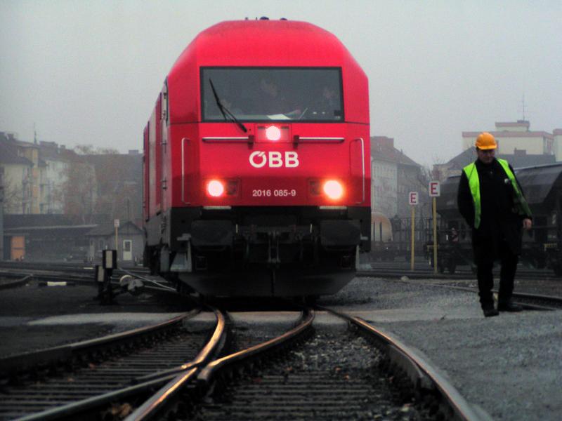 F�r Probefahrten mit der 2016 085-9 wurde von der �BB a, 6.12.2004 das Steckennetz der GKB herangezogen. 2016 085 wartet aufgrund der eingleisigen Stecke auf den Regionalzug 8410 am Graz-K�flacher Bahnhof auf ihre Abfahrt