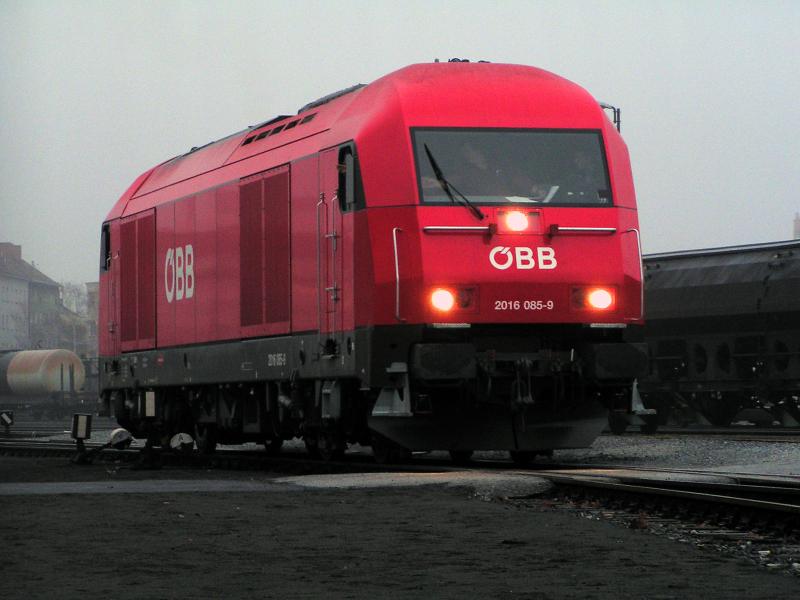 Fr Probefahrten mit der 2016 085-9 wurde von der BB a, 6.12.2004 das Steckennetz der GKB herangezogen. 2016 085 wartet aufgrund der eingleisigen Stecke auf den Regionalzug 8410 am Graz-Kflacher Bahnhof auf ihre Abfahrt