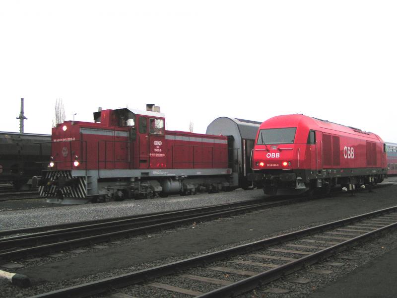 F�r Probefahrten mit der 2016 085-9 wurde von der �BB a, 6.12.2004 das Steckennetz der GKB herangezogen. 2016 085 wartet aufgrund der eingleisigen Stecke auf den Regionalzug 8410 am Graz-K�flacher Bahnhof auf ihre Abfahrt