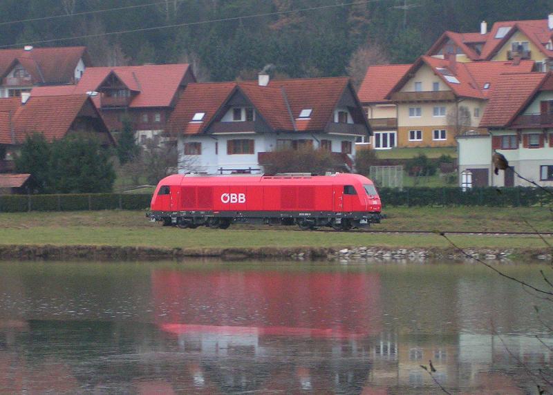 F�r Probefahrten mit der 2016 085-9 wurde von der �BB am 6.12.2004 das Steckennetz der GKB herangezogen. Hier bei den Kresteichen kurz vor der Bezirkshauptstadt Deutschlandsberg