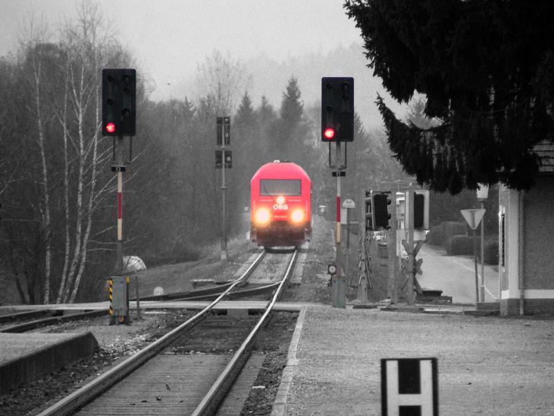F�r Probefahrten mit der 2016 085-9 wurde von der �BB am 6.12.2004 das Steckennetz der GKB herangezogen. 2016 085 bei der Einfahrt in den Bahnhof Frauental an der Lassnitz