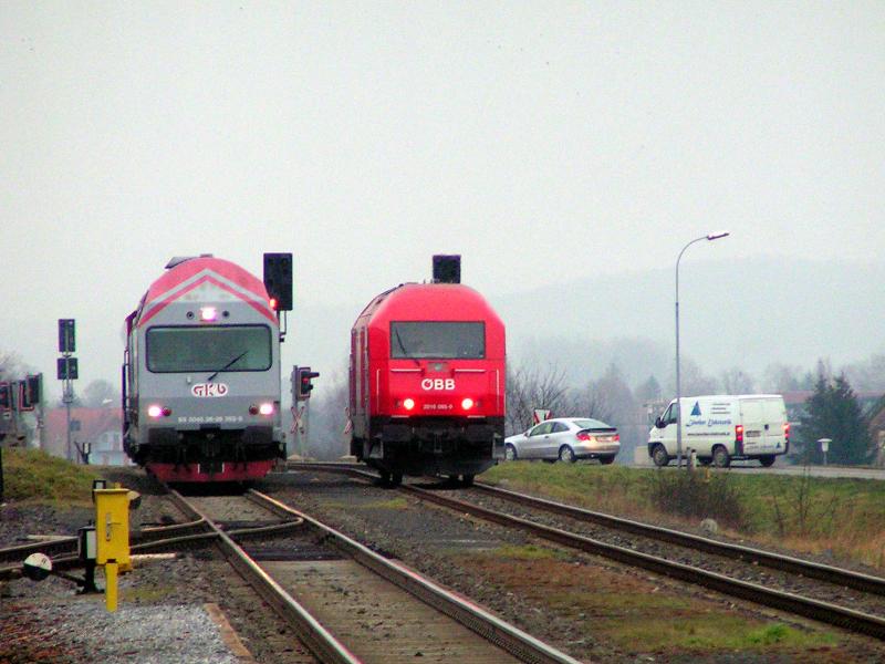 F�r Probefahrten mit der 2016 085-9 wurde von der �BB am 6.12.2004 das Steckennetz der GKB herangezogen. 2016 085 bei der Kreuzung mit dem Regionalzug 8567 in Frauental an der Lassnitz 
