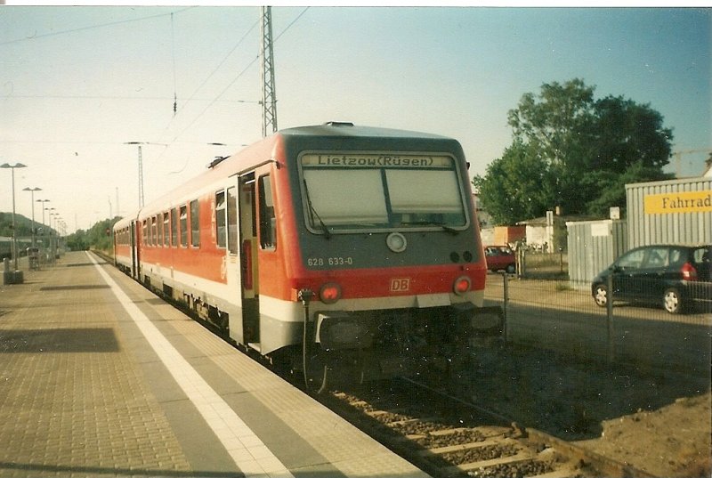 Fr die Regionalbahnzge gibt es in Binz extra einen Bahnsteig.Im Oktober 2006 steht der 628 633 fr die Fahrt nach Lietzow bereit.