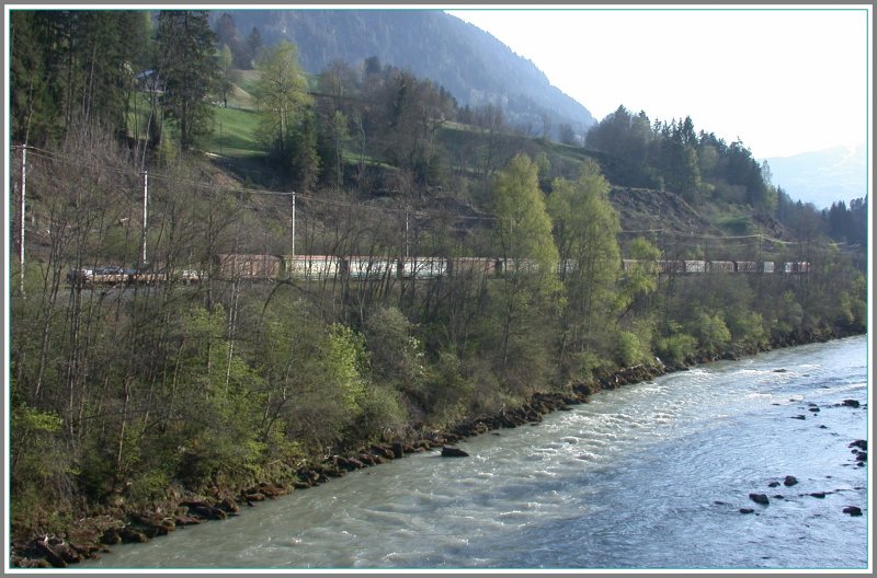 Fr die RhB ein sehr langer Gterzug windet sich entlang des Vorderrheins durch die Frhlingslandschaft nach Ilanz. (17.04.2007)