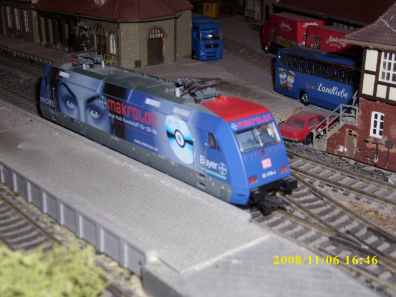 Fr die Roco 101 078 ist die Fahrleitung auf meiner Anlage noch nicht aufgebaut.