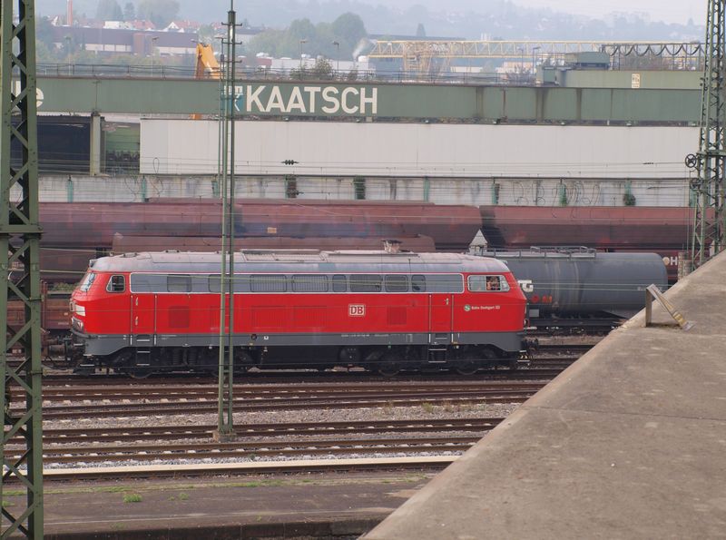 Fr die S-Bahn bereitgestellte 218 191 fhrt mit einem Flach-wagen unter der Straenbrcke ins S-Bahnwerk Plochingen ein. (22.09.2009)