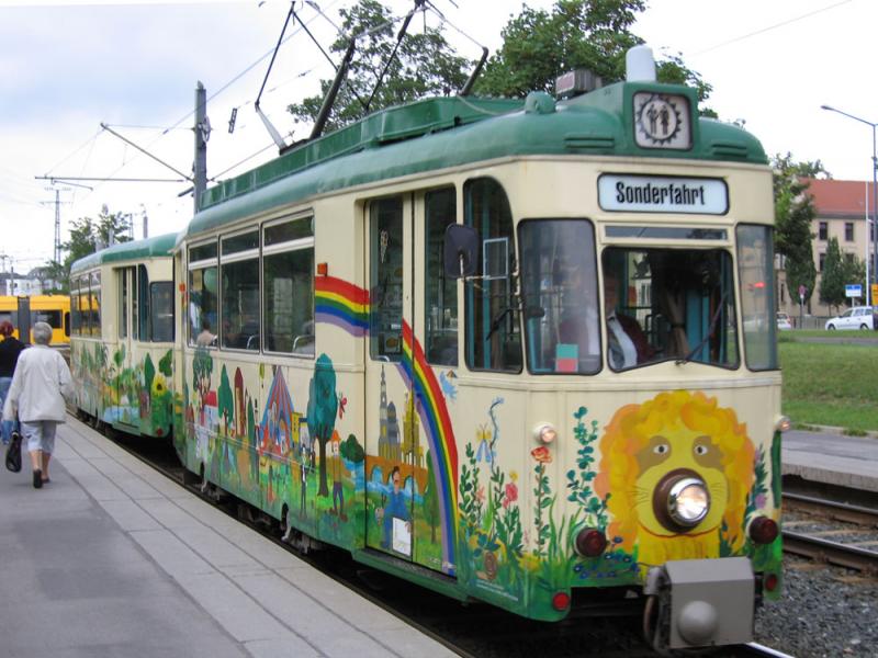 F�r Sonderfahrten (vorwiegend Kinder) zum Einsatz kommender alter Stra�enbahnzug - 04.08.2005

