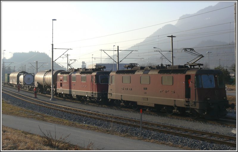 Fr die sprliche Freitagabend-Abfuhr htte eine Re 4/4 wohl ausgereicht. Im Stillstand beide Stromabnehmer am Fahrdraht. (25.01.2008)