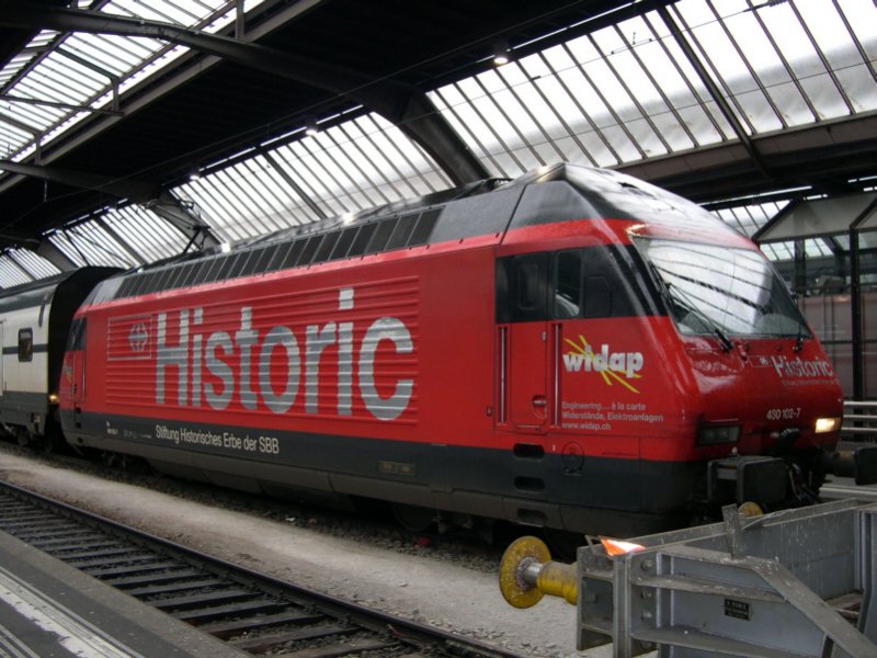 Fr die  Stiftung historisches Erbe der SBB  wirbt am 15.04.2006 Re 460 102  Lgern  vor einem IC 2000-Pendel im Bahnhof Zrich.