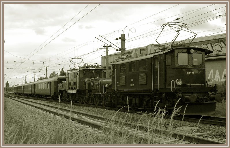 Fr die Tour O 22 der BB Nostalgie wurden am 1.7.2006 die beiden Maschinen 1100.102 und 1145.02 herangezogen. Das Bild zeigt den Sonderzug R 16409 von Wien nach Mrzzuschlag, kurz vor der Durchfahrt der S-Bahnstation Atzgersdorf-Mauer.