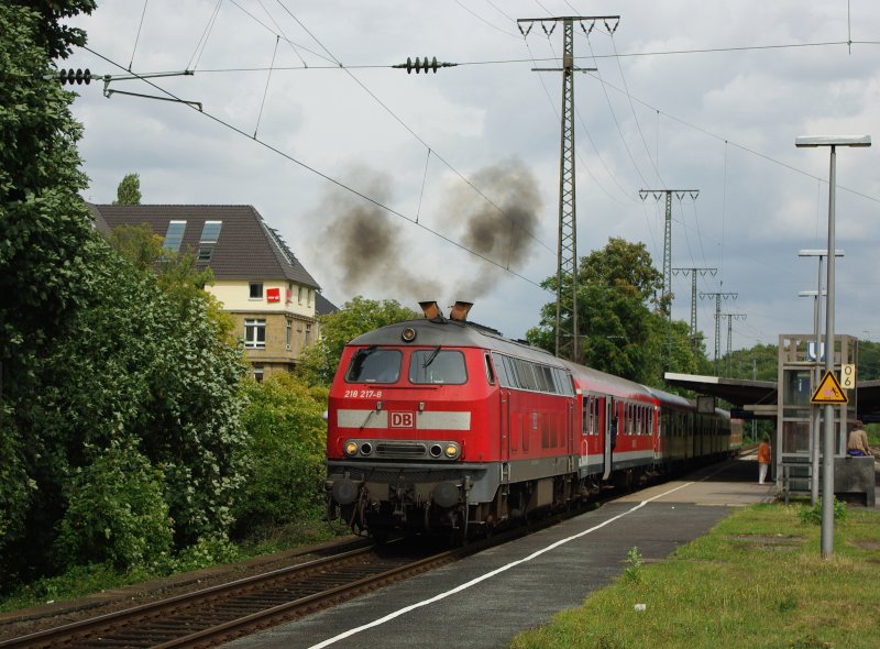 Fr uns ein Highlight. Der Regionalverkehr mit 218er bespannten Zgen. Hier 218 217-8 beim anziehen ihres Regionalexpress von Kln Hbf. nach Trier. Mchte mal wissen, wie lange man dies noch beobachten kann... die Loks haben ja schon fast alle Fristverlngerung... Aufgenommen am 02.09.2009.