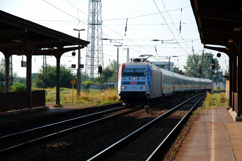Fr uns vllig berraschend rauscht am 15.08.09 101 144 mit IC 2353     durch Grokorbetha Richtung Halle(S). 