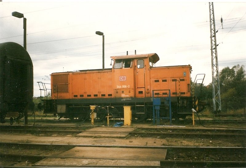 Fr den Verschub von Reisezugwagen in Rostock war im Oktober 1998 die dem Bh Rostock Seehafen gehrende 344 006 zustndig.Da die Kategorie 344 fehlt habe ich Diese unter der Kategorie 346 einsortiert !