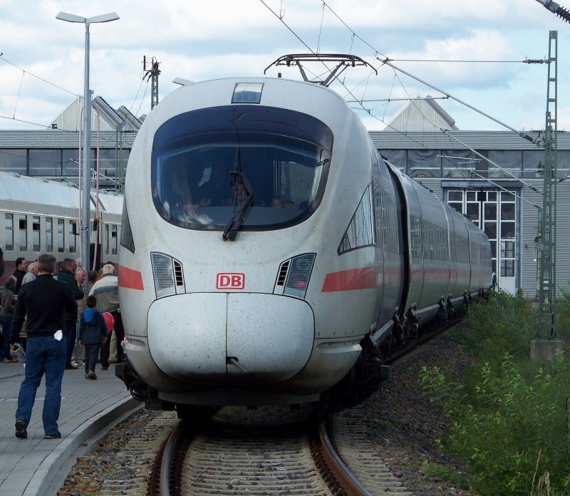 Fr viel Freude und einen riesen Andrang sorgten die offen Tren des Fhrerstandes (ICE-T, Baureihe 415) beim Pendelverkehr zwischen BW (Tag der offen Tr in Rummelsburg) und Berlin Karlshorst. Hoffentlich wird dieser schne Tag nochmal wiederholt!