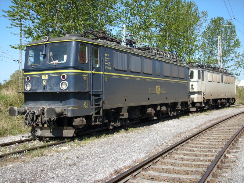 Fr die WAB-Loks 51 und 52 war der 01.Mai 2009 kein freier Tag.Am Nachmittag muten beide Loks das erste Mal nach Bergen/Rgen fahren und Abend dann Richtung Festland.Um die Mittagszeit standen beide Loks in Klementelvitz in der prallen Mittagssonne.