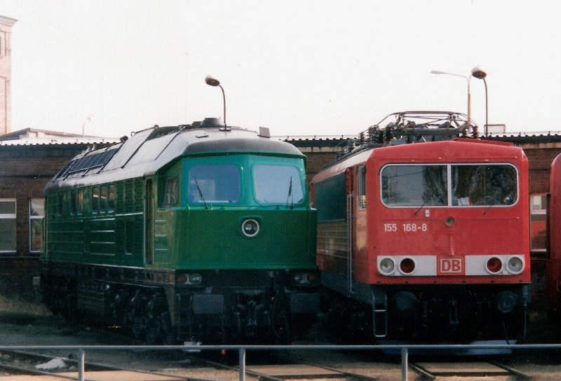 Fr die Wismut wird im AW Cottbus die V300 003 Hauptuntersucht.
Zum Umbau wurde die ehemalige 232 684 genommen die schon viele Jahre abgestellt stand! 31.03.1999