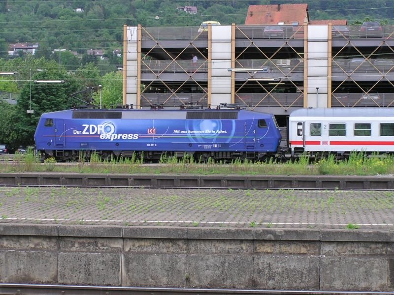 F�r die ZDF Lok 120 151-8 mit seinem IC ist Plochingen nur ein kleiner halt an diesem Nachmittag (30.04.2004) 