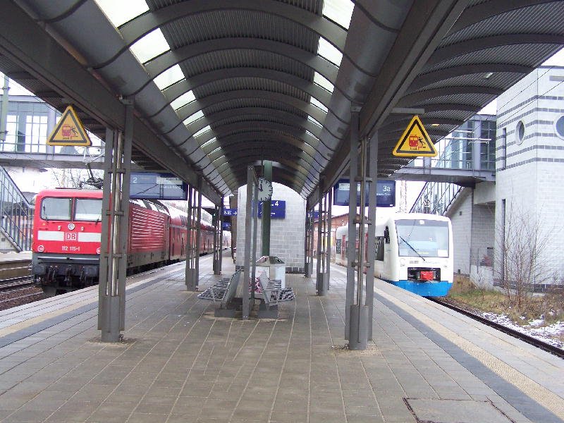 Frstenwalde/Spree Bahnhof   Gleis 2 RE1 nach Brandenburg auf Gleis 3 die OE35 nach Bad Saarow
Aufgenommen am 20 Januar 2009
