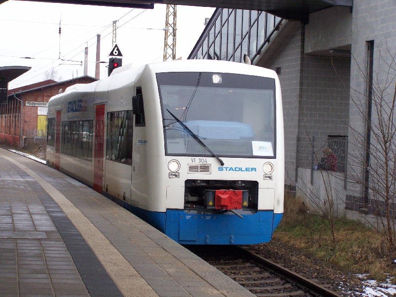 Frstenwalde/Spree Bahnhof  OE 35  steht auf Gleis 3 zur Abfahrt nach Bad Saarow bereit.
Der Zug ist von der Firma STADLER VT 304 ausgeliehen bis Ende Februar 2009
Aufgenommen am 20 Januar 2009
