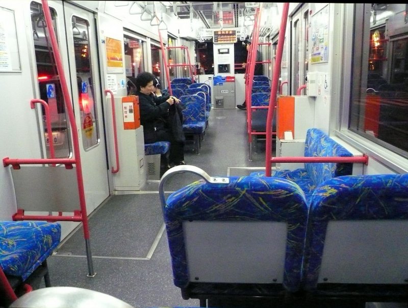 Fukui Strassenbahn. Blick ins Innere des Wagens 802. Man erkennt den stufenlosen Einstieg; die Sitze sind steigend angeordnet, zu beiden Seiten mit Blick in die Wagenmitte. 3.November 2008.