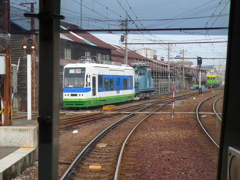 Fukui Strassenbahn. Hier steht der moderne Wagen 803 (Baujahr 2000, 2005 in Fukui bernommen) vor der Werksttte der Fukui Eisenbahn in Takefu. 3.November 2008.