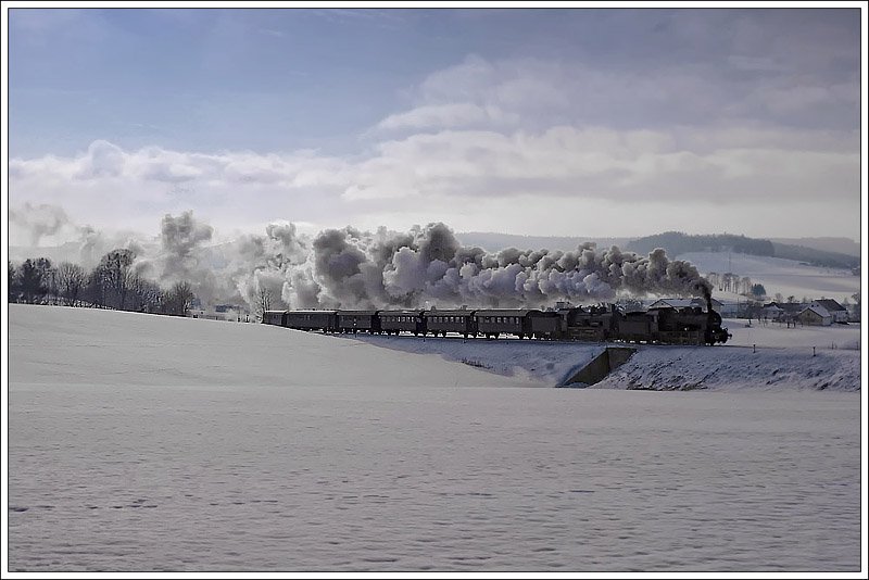 Full Steam Ahead! 57 2770 (GEG 657 2770) und die 638 1301 mit dem Sonderzug R 16186 von Simbach nach Attnang-Puchheim am 28.2.2009 kurz nach der Ausfahrt aus dem Bahnhof Hausruck. Das war dann wirklich Winterdampf wie er im Buche steht.
