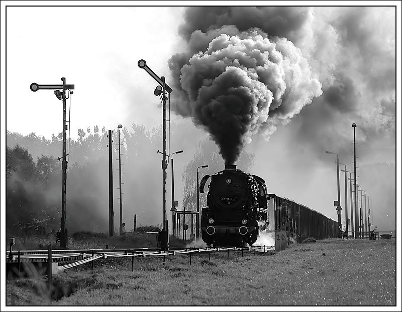 Fulminante Ausfahrt der 44 1486 aus Oberrohn am letzten Plandampftag im Werratal. (13.10.2007). 