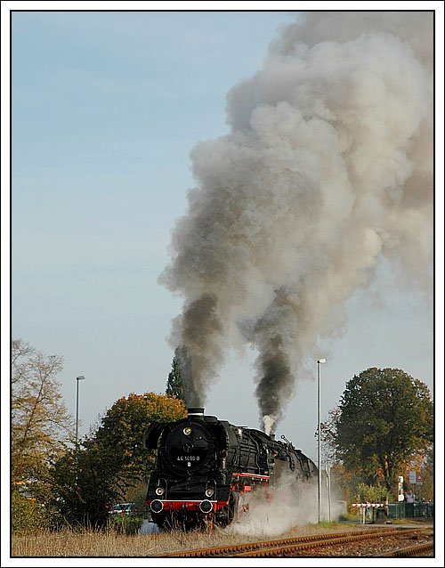 Fulminantes Finale am ersten Plandampftag im Werratal. Der letzte betriebsbereite Jumbo Deutschlands an der Spitze dieses 2570 Tonnen schweren Gterzuges bei der Ausfahrt aus dem Kieserk in Immelborn. Untersttzung bekam der Jumbo von 52 8079. Ab Bad Salzungen kam dann noch zustzlich 52 8075 als Schublok dazu.