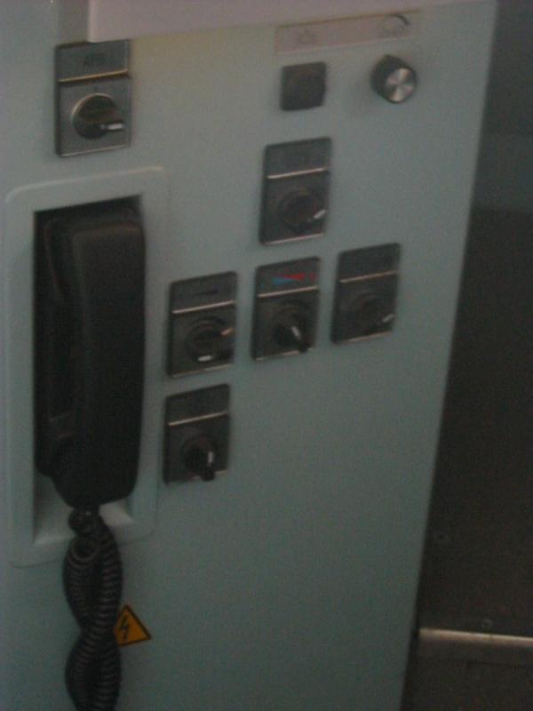 Funk und die Heizungsschalter der 185-158. Hab einfach mal schnell den Lokfhrer gefragt.