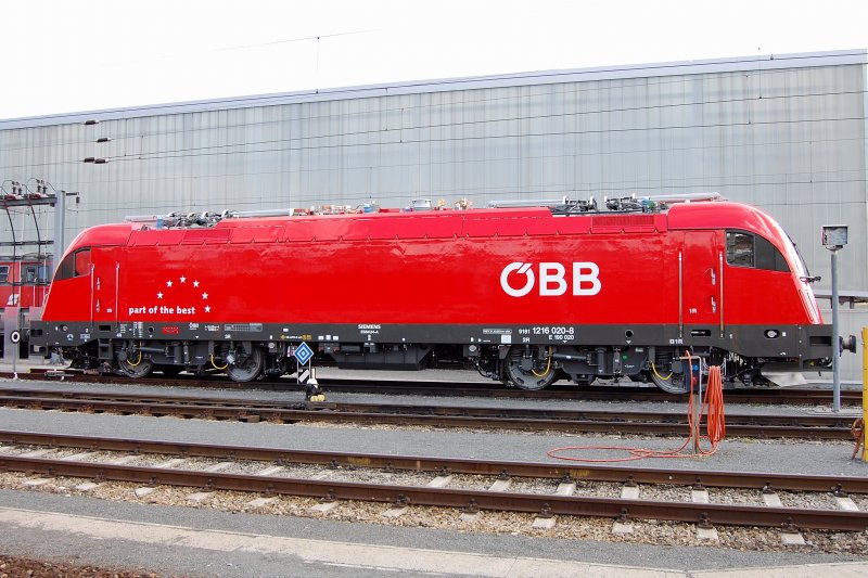 Funkelnigelnagelneu...so prsentiert sich 1216 020-8 der ffentlichkeit um die Mittagszeit des 29. Mrzes. Kein Kilometer hat bis jetzt die Radreifen zerschunden. Kein Regen ihr glnzendes  Cape  benetzt. Sie sonnt sich einfach. ...man beachte das nachfolgende Bild.