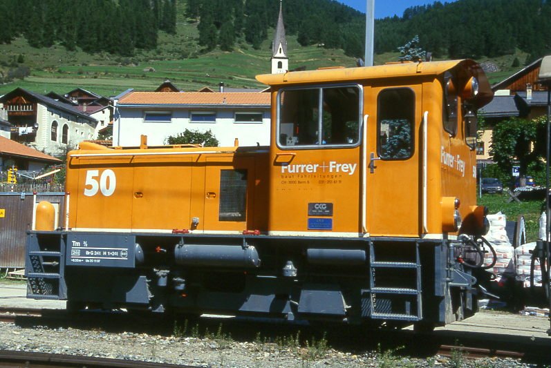 Furrer + Frey - Tm 2/2 50 am 25.08.2000 in Ardez - Baudiensttraktor - bernahme: 20.11.1997 - RACO? - ? KW - Gewicht 24,00t - LP 6,55m - zulssige Geschwindigkeit 40/40geschleppt km/h. Hinweis: gescanntes Dia

