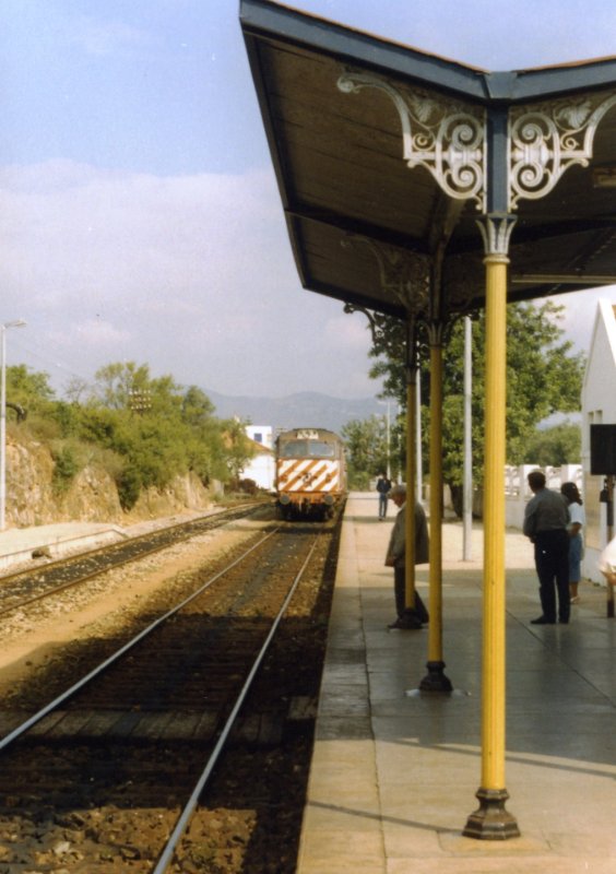 FUSETA (Distrikt Faro/Concelho Olhão), 17.06.1988, ein Triebzug BR 0600 bei der Einfahrt in den Bahnhof Fuseta-Moncarapacho -- Foto eingescannt