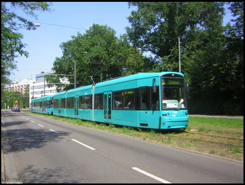 Fu�ball-WM-Nachlese: Bei Spielen in der Commerzbank-Arena in FFM fuhren die Z�ge der Verst�rkerlinie 20 zum Stadion mit S-Triebwagen-Doppeleinheiten. Die Aufnahme vom 17.06.2006 zeigt den 5. Zug in Fahrtrichtung Stadion mit den Triebwagen 246 und 245 zwischen den Haltestellen Heinrich-Hoffmann-Stra�e/Blutspendedienst und Niederr�der Landstra�e. 