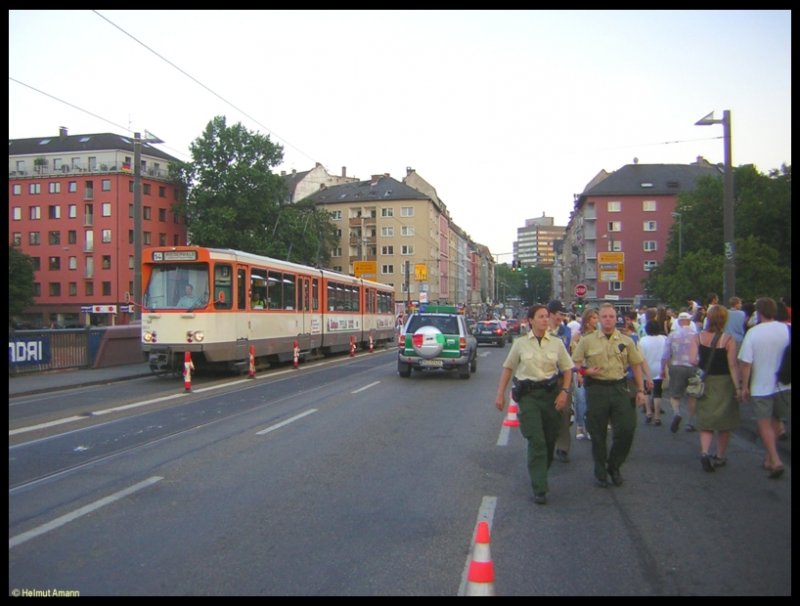Fuball-WM-Nachlese Teil 3 und Schlu: Am 04.07.2006 war der Pt-Triebwagen 689 auf der Ignatz-Bubis-Brcke, die im Public-Viewing-Bereich der sogenannten Main-Arena lag, bei seiner letzten Fahrt dieses Tages als Ausschieber der Linie 14 zum Betriebshof Ost unterwegs.