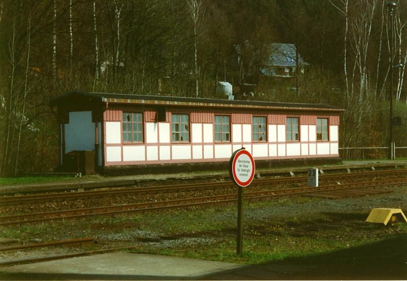 Fugngerunterfhrung und Wartehalle in Meinersdorf am 24.04.01
Im Jahr 2005 ist vom Bahnhof Meinersdorf auer dem Empfangsgebude und einem Durchfahrgleis nichts mehr vorhanden